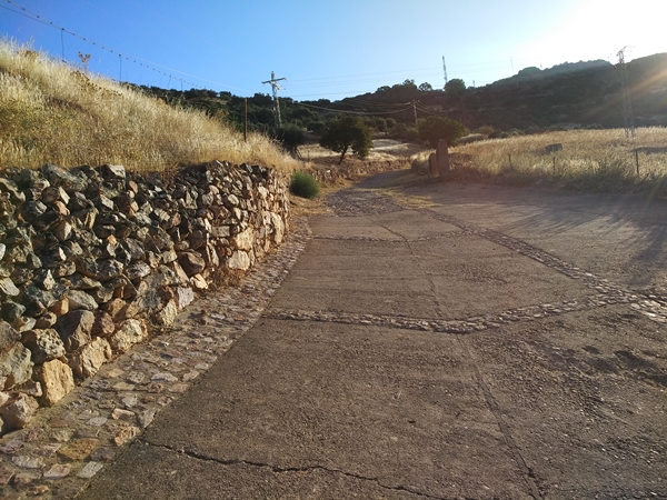 Camino rural hacia la Ermita de la Virgen de la Cueva