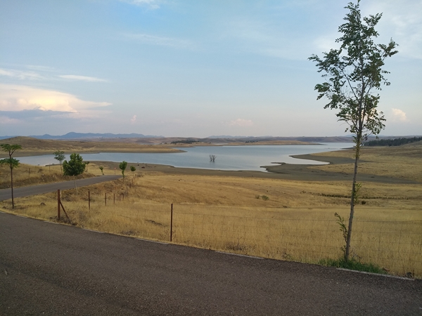 Atardecer sobre el embalse de La Serena