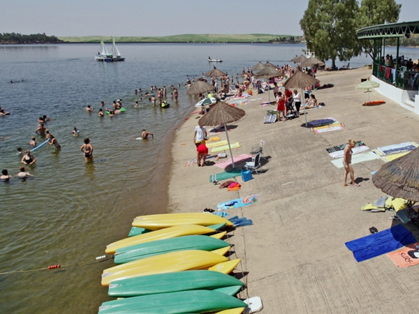 Familias disfrutando en la orilla de la playa fluvial