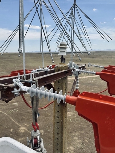 Detalle de instalaciones eléctricas en una antena de comunicaciones.