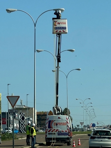 Instalación de luminarias y sistemas de alumbrado público en una grúa.