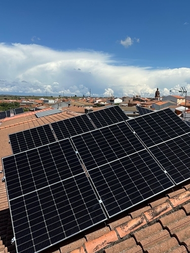 Instalación de paneles solares sobre un tejado.