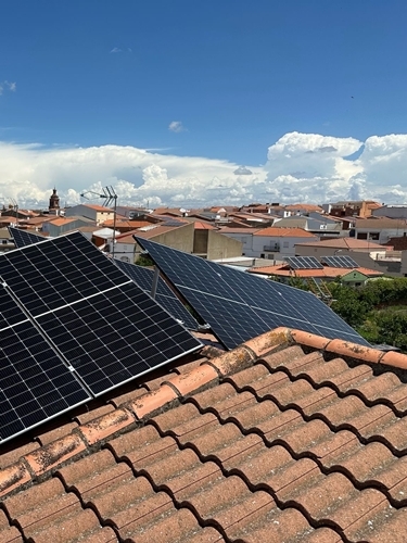 Placas solares fotovoltaicas instaladas en el tejado de una vivienda.