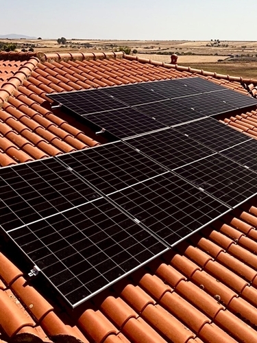 Instalación de energía solar y paneles en el tejado de una casa.