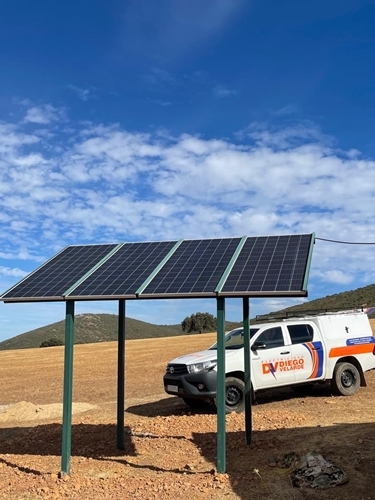 Estructura de paneles solares instalados en el campo.