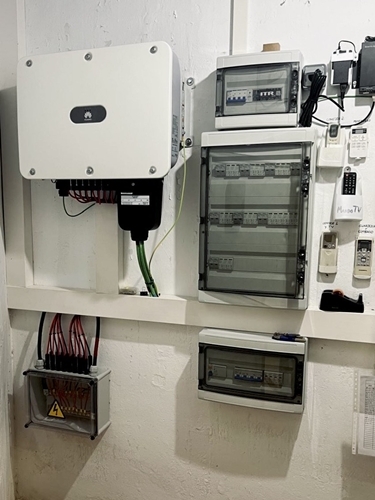 Detalle del cableado y transformador de un sistema fotovoltaico.