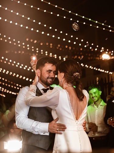 Fotógrafo capturando un momento especial en una boda.