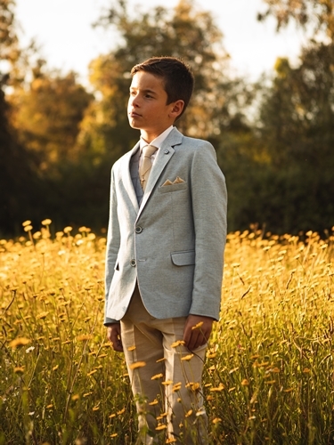 Niño posando en un campo de flores, fotografía de retrato.