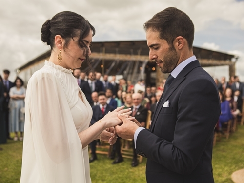 Novios dándose la mano en la ceremonia de una boda.