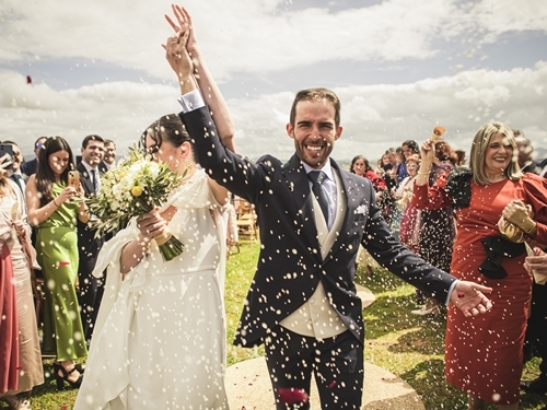 Novios celebrando con sus invitados en una boda.