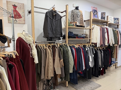 Interior de Modas Cerrato, con estanterías llenas de ropa para caballero y señora.