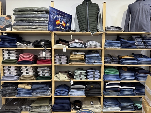 Sección de ropa de caballero y complementos en Modas Cerrato.