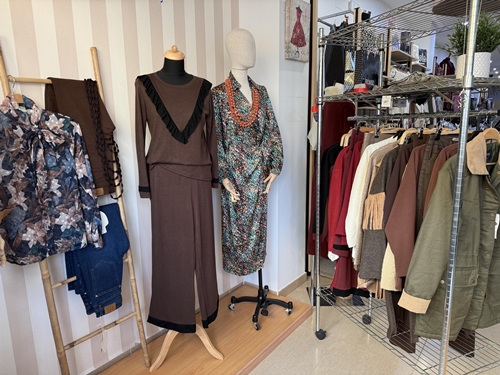 Maniquí exhibiendo un vestido de diseño para señora.