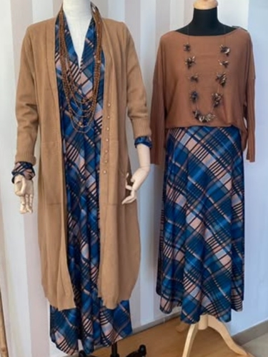 Maniquí con un conjunto de falda y blusa con estampado bohemio.