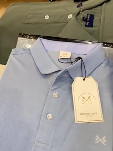 Detalle de una camisa de caballero de una de las marcas de la tienda.