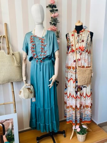 Maniquí exhibiendo un conjunto de verano largo y ligero.