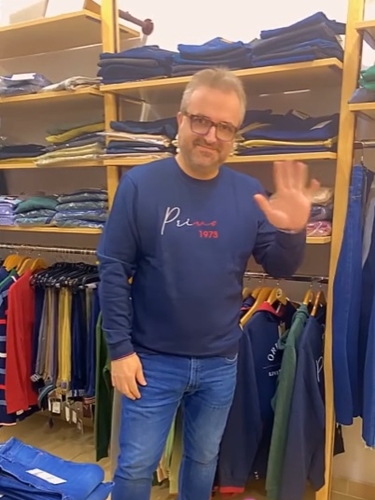 Hombre posando en la sección de ropa de caballero.