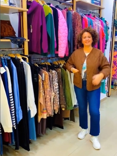 Mujer posando en el pasillo de la tienda de ropa, Modas Cerrato.