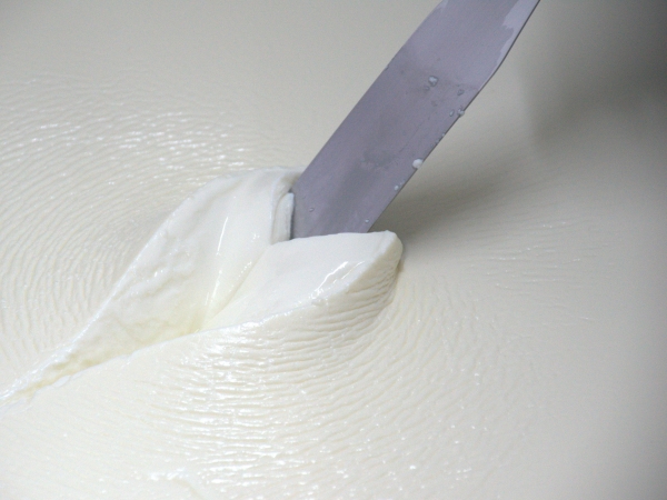 Queso curado de oveja en un plato