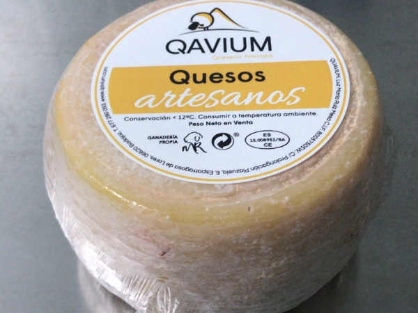 Queso curado de oveja en un plato