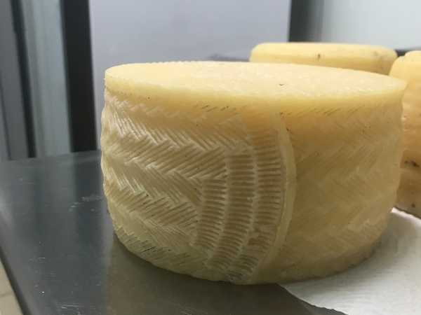 Queso curado de oveja en un plato