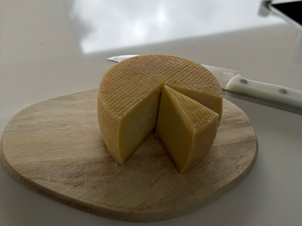 Queso curado de oveja en un plato