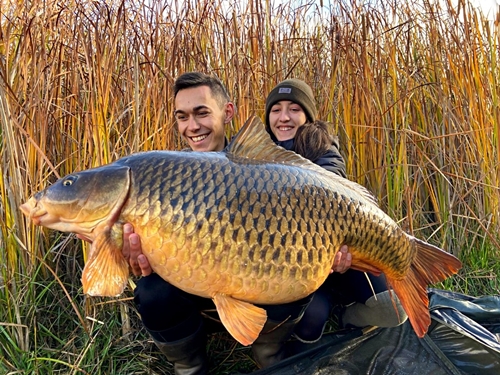 Pescadores enseñando carpa inmensa